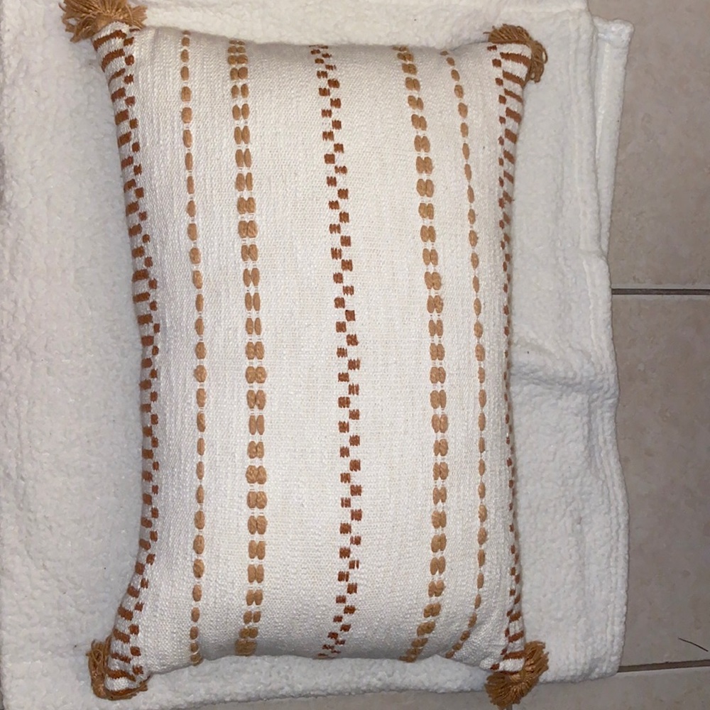 This is a great pillow for bedroom decor or living room decor! It’s barely used!